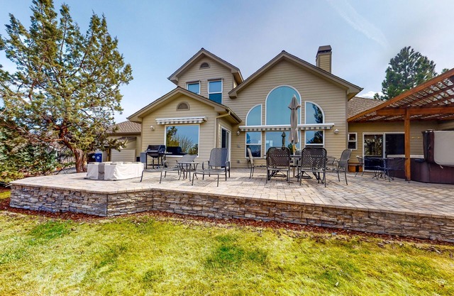 Spacious dog-friendly home with hot tub, fireplace & resort pools, golf, tennis
