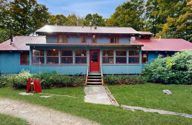 Spacious dog-friendly home, fireplace, firepit, sauna, jet tub, decks, wifi