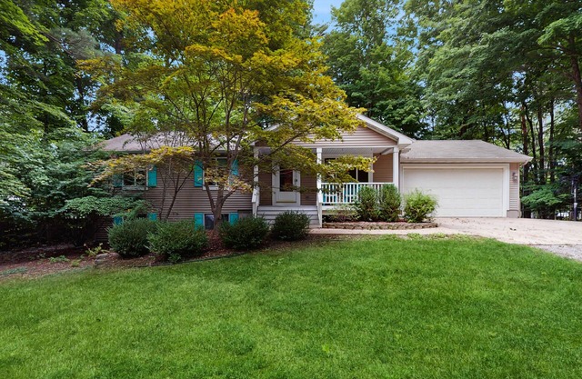 Spacious Dog Friendly Home w/heated pool, fenced yard, gas grill, & fire pit