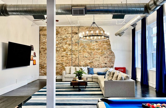 Spacious Downtown/OTR Penthouse in Historic District
