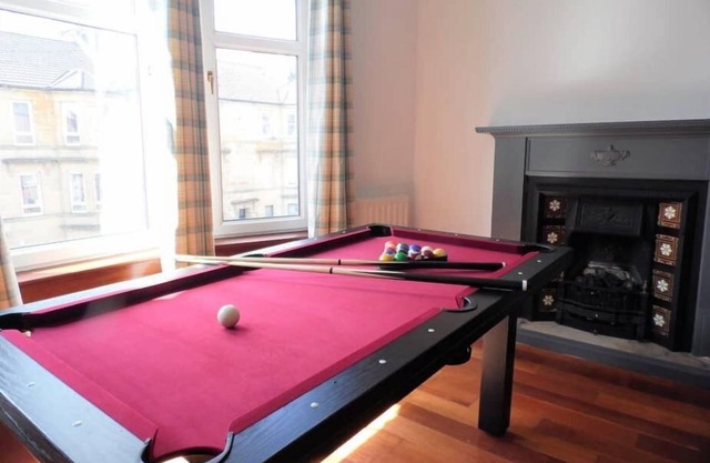 Spacious, Duplex 4 Bed Apartment, Paisley - Near GLA Airport