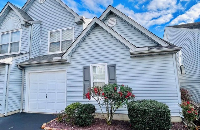 Spacious Duplex with 3 Pools, Tennis Courts & Ensuite Bedroom in Eagles Landing