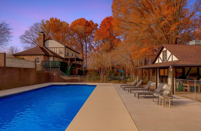 Spacious Estate - Pool, Games, Karaoke, Sleeps 16!