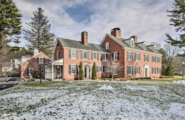 Spacious Estate w/Courtyard: 2 Miles to Downtown!