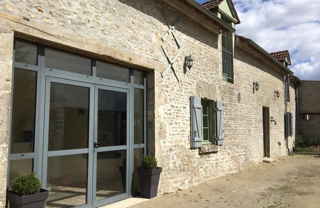 Spacious Family Cottage with Garden, Near Châteaudun & Talcy Castles