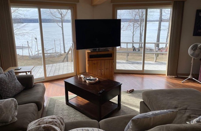 Spacious family cottage with huge deck on a beautiful lake. Pet friendly!