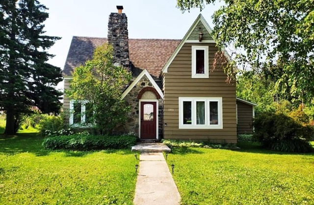 Spacious Family Friendly House, Close To Trails and Mackinac Island Ferries!