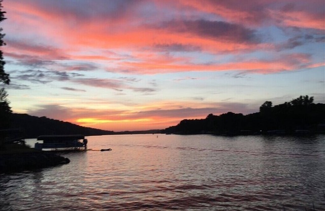 Spacious Family Friendly Cabin on the Water with Bunkhouse- Sleeps 12