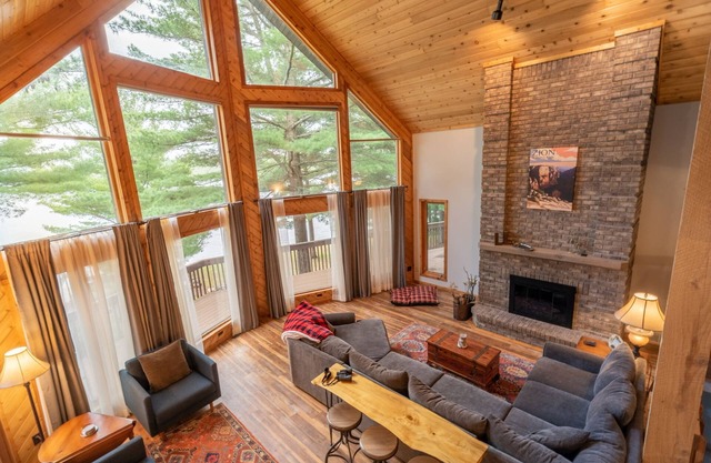 Spacious Family Getaway with Pontoon