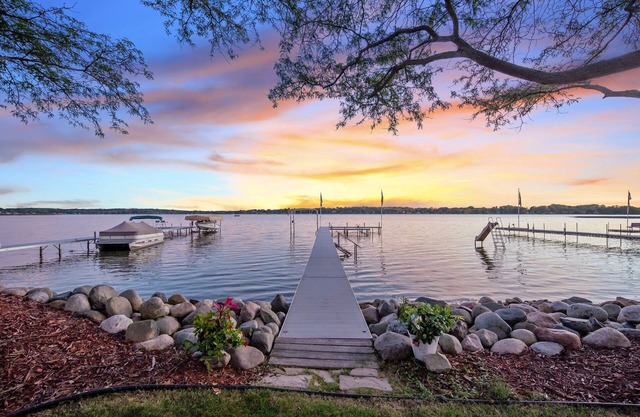 Spacious Family Lakefront Retreat