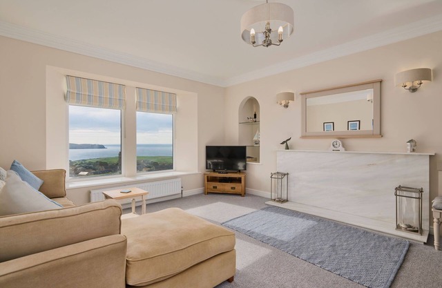 Spacious flat: stunning views, close to beaches and pub - family & dog friendly