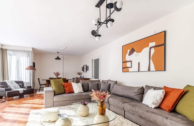 Spacious Flat w Balcony 3 min to Bagdat Ave