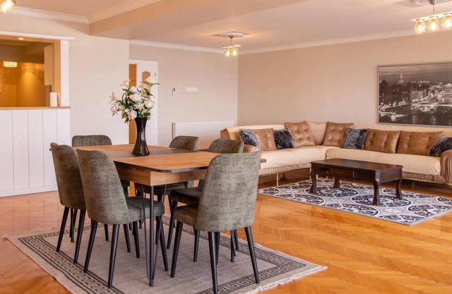 Spacious Flat with Sea View in İzmir Karsiyaka