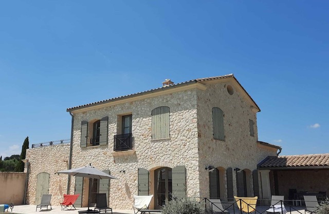 Spacious, comfortable stone farmhouse with swimming pool for 8 people in Uzès
