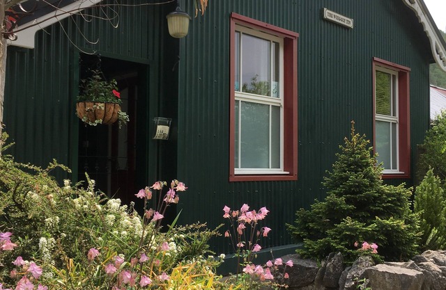 Spacious Holiday Home with Private Garden and Log Burning Stove in Peak District