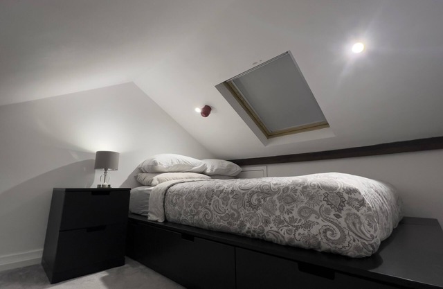 Spacious, boutique 2 Bed Apartment, central location