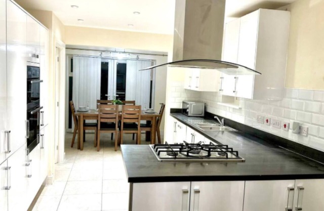 Spacious 4-Bedroom Home in Northampton w/Garden, and Parking