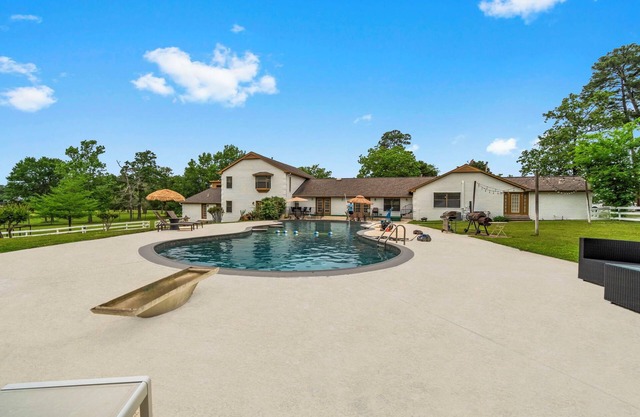 Spacious Getaway 12 Acres Whole Family w/Private Pool Sleeps 20+