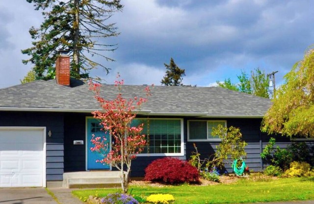 Spacious Getaway Near Mt Tabor Park—Sleeps 4, with Kitchen, Washer Dryer, Patio