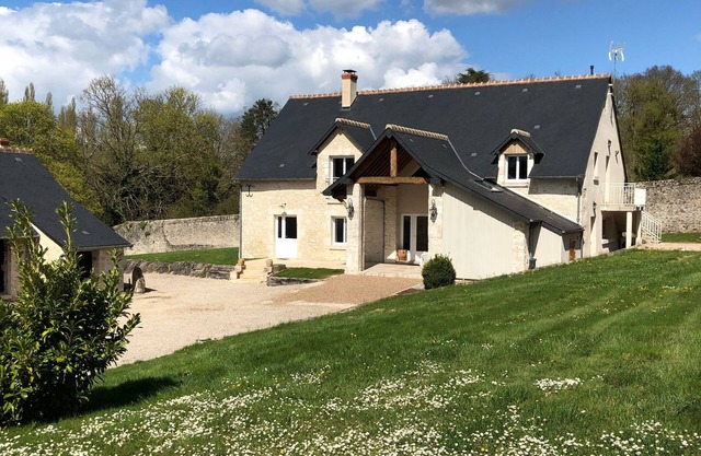 SPACIOUS GITE NEAR THE CHÂTEAUX DE LA LOIRE AND 1 H FROM THE BEAUVAL ZOO