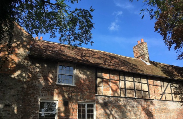 Spacious Grade 2 Listed home - central Marlborough - free parking