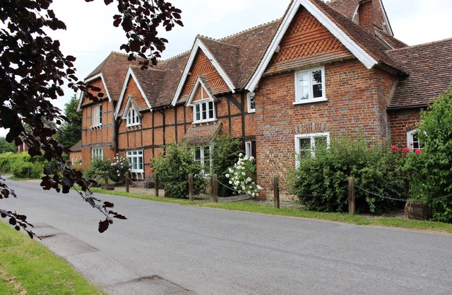 Spacious Grade 2 Listed 2 bedroom apartment in South Oxfordshire village