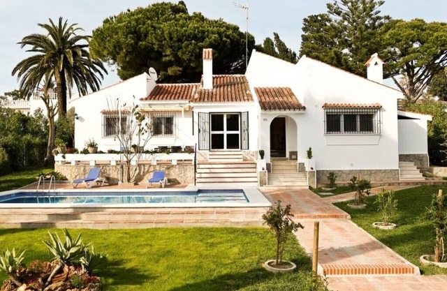 Spacious house with swimming pool, Wi-Fi and a beautiful garden near the beach