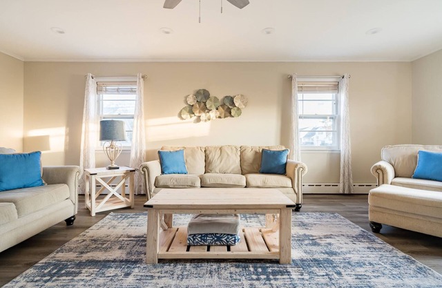 Spacious Home Ready for your memories(2 blocks to beach, downtown and train)