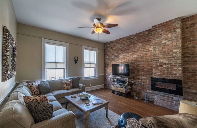 SPACIOUS HISTORIC DOWNTOWN LOFT! BEST LOCATION IN THE HEART OF TOWN!