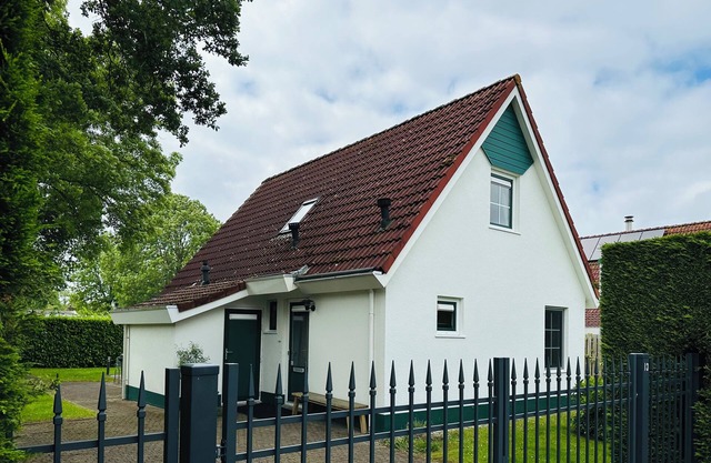 Spacious holiday home in Zeeland on the Veerse Meer with garden for family with dog