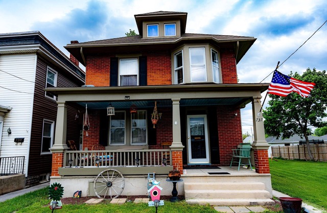 Spacious Home a mile away of York expo center with free parking lot.