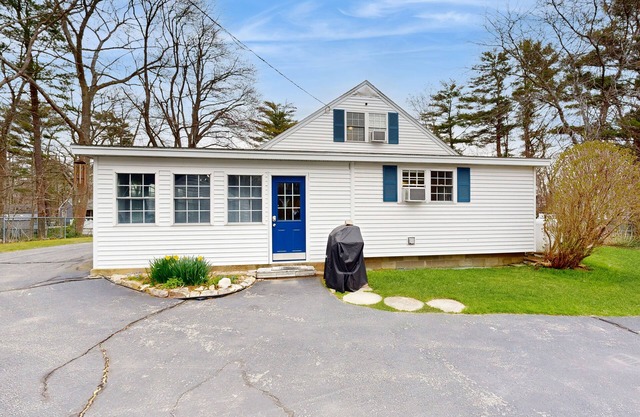 Spacious home close to the beach with golf & playground nearby - dogs welcome