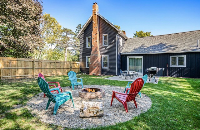 Spacious home close to town with game room & hot tub