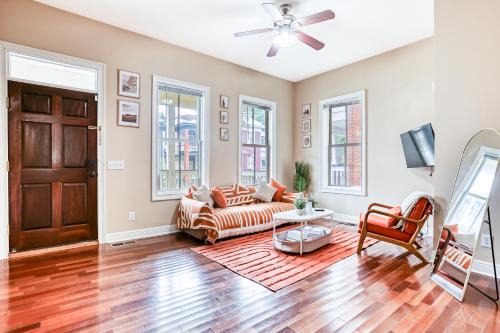 Spacious Home for 14 - 2 King Beds - Close to Downtown, Starland & Forsyth - Private Yard & Parking
