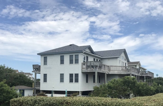 Spacious home, heated Priv saltwater pool, cabana, volley ball, game room, views