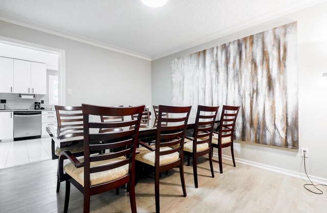 Spacious Home In Heart Of Thornhill