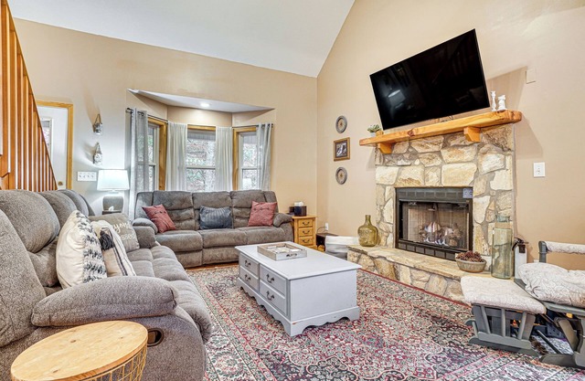 Spacious Home in Helen w/Porch & Balcony!
