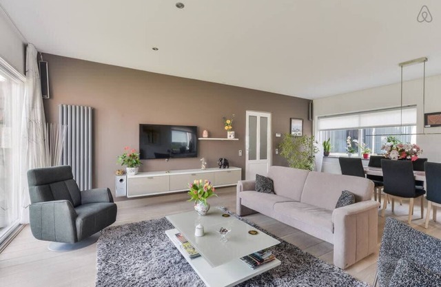 Spacious home, large sunny garden Halfweg. Sleeps max 4 adults + 2 children