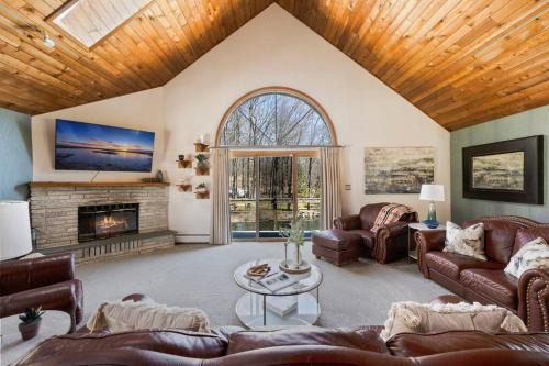 Spacious Home Pool Hot Tub, Mins to Parks