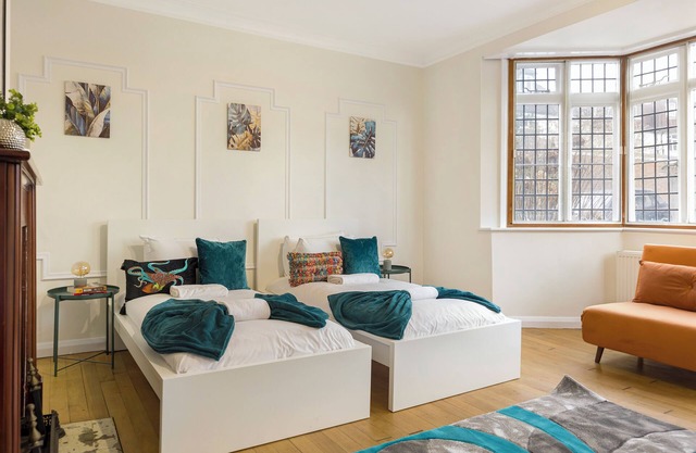 Spacious Home sleeps 14 adults London