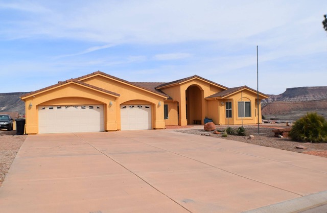 Spacious home with panoramic views of Zion National Park! Come & visit!