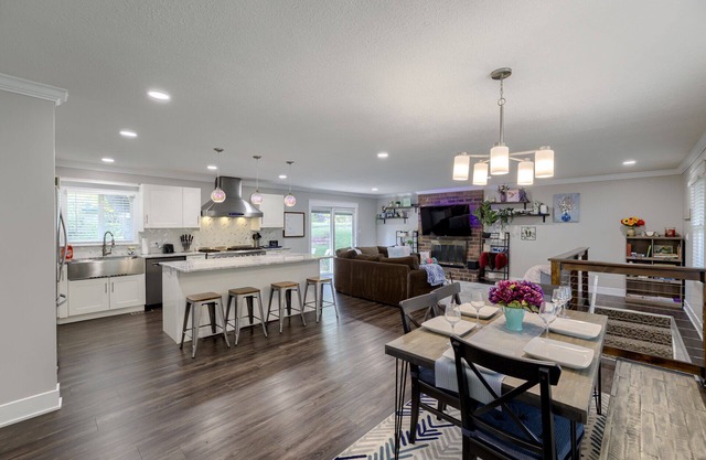 Spacious home with King bed - mins to Stadiums