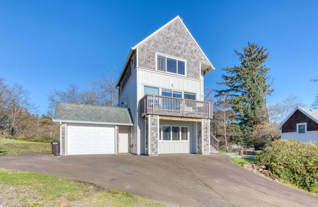 Spacious, Homey Dog-Friendly House with Fireplace and Beach and Ocean Views