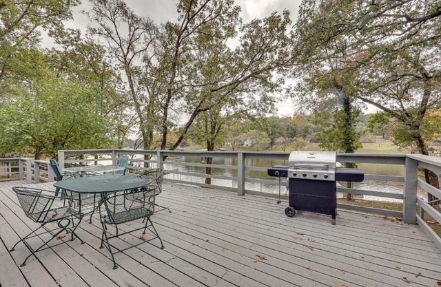 Spacious Hot Springs Lakehouse on Lake Hamilton!