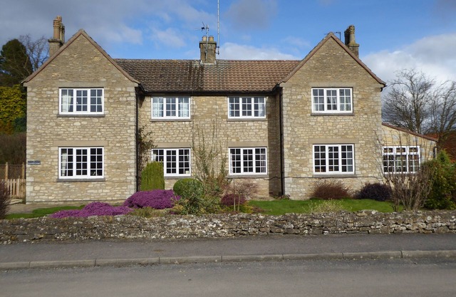 Spacious House 3 ensuite bedrooms, sleeps 6, Centre of Helmsley, Pet friendly,