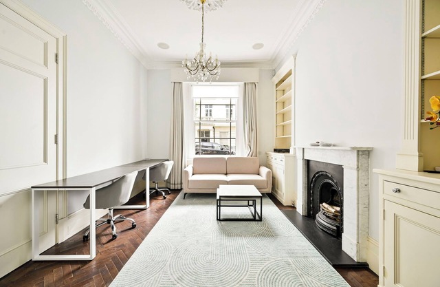 Spacious House, Central Location with 4 Rooms/5 King Beds,