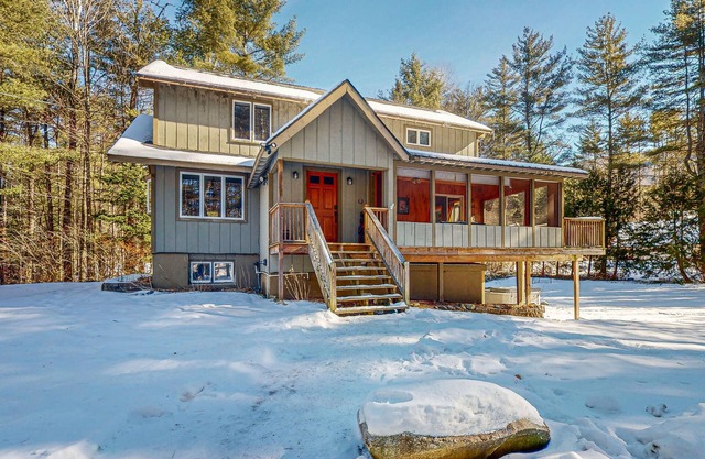 Spacious house, dog-friendly, hot tub, fire pit, bbq, balcony, yard, w/d, wifi