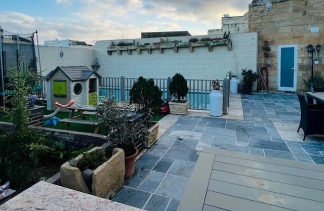Spacious house inc pool & garden