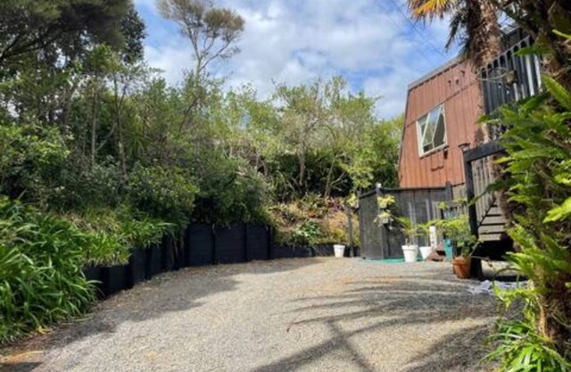 Spacious house, Sea & bush View, 2 mins to Bay, Large Deck.