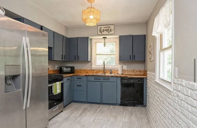 Spacious house sleeps 12 in Des Moines, pet & family friendly